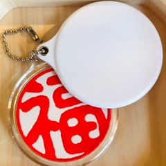 幸運を呼ぶ鏡のついたキーホルダー